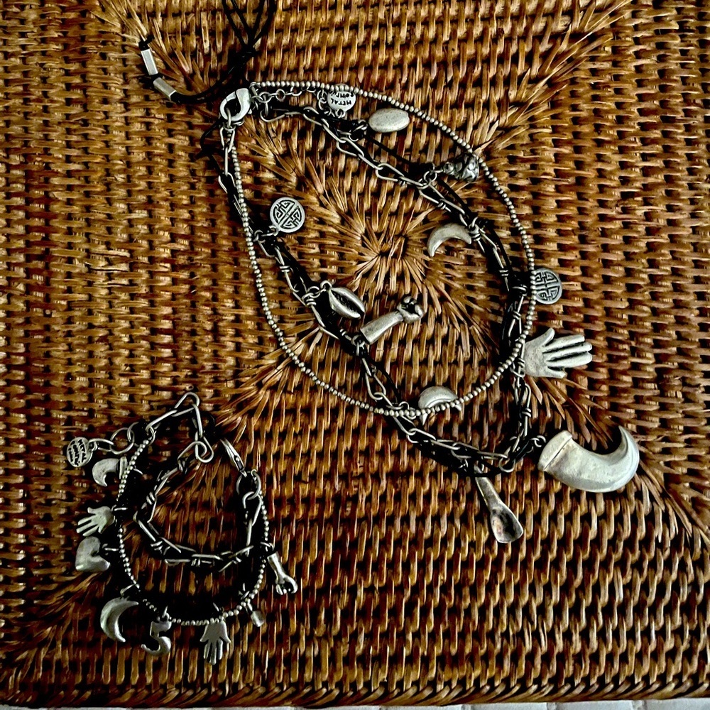 Únique necklace in leather and pewter with charms and matching bracelet.